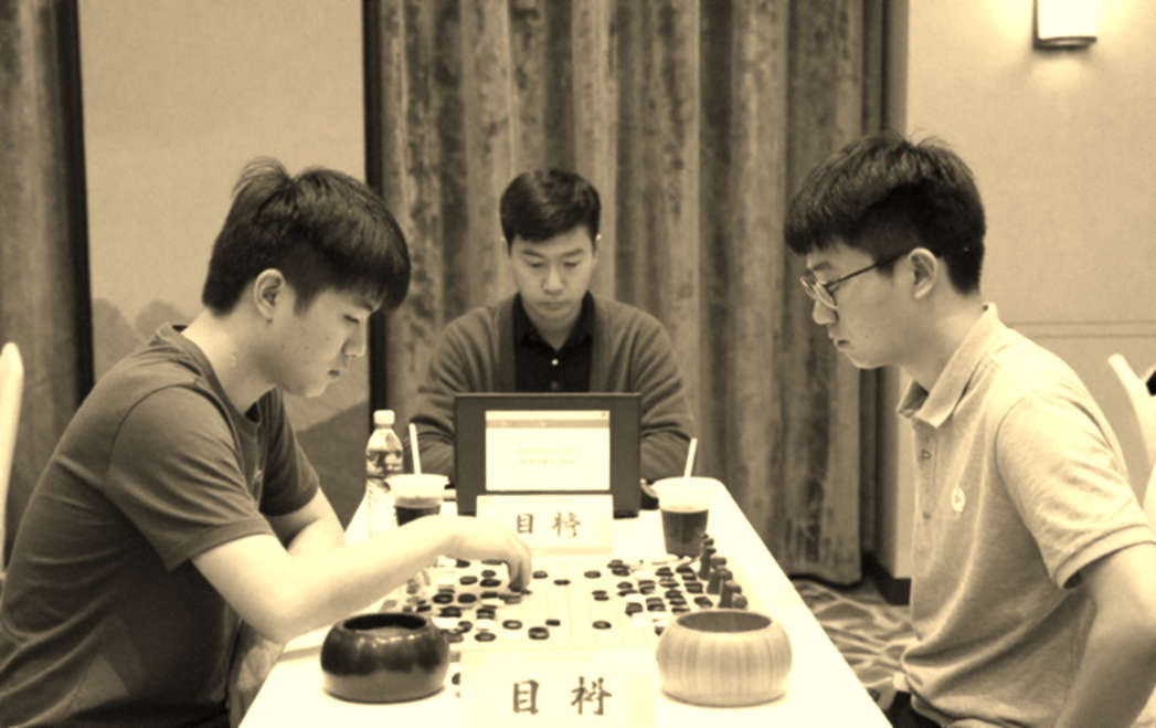 हेडलाइन भी एक दस्तावेज़ है: FIDE अध्यक्षता का गलत नाम और उससे चिपका FRITZ 20 का विज्ञापन